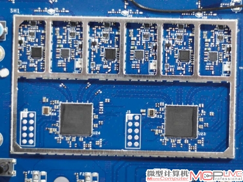 ⑤ 和此前的AC路由器不同，无论是802.11n还是802.11ac，AC68U都为其配备了BCM4360处理芯片。3根外置天线依旧采用2.4GHz、5GHz双频段复用设计，而内部则设计了6个各自独立的信号放大处理电路，这样的设计在以前的测试中表现出远超内置6天线的信号覆盖能力。