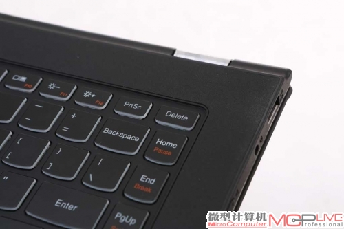 值得注意的是，ThinkPad S1 Yoga 在升降键盘的同时，左右两侧的两个脚垫也会进行升降，它可以很好的避免C 面与放置的桌面接触，防止长时间使用C 面出现磨损等情况。