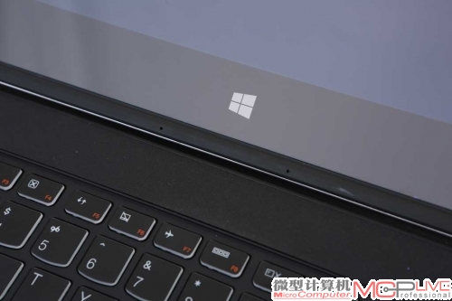 ThinkPad S1 Yoga 的物理Windows 按键跨屏幕上部和底部凸起的腰线，所以外形比较特别。类似于部分保留了物理Home 的手机，在平板状态下，它很好用。