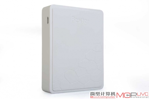 这是目前炒作得很火的倍斯特BST-013710400mAh：与小米10400mAh对决，售价只要59元。该产品使用的是市面很普通的解决方案，受限于方案和用料设计，它大只能提供1.5A的输出电流。图为它使用的LM324运放器，主要作用是提供基本的过放、过充保护功能。