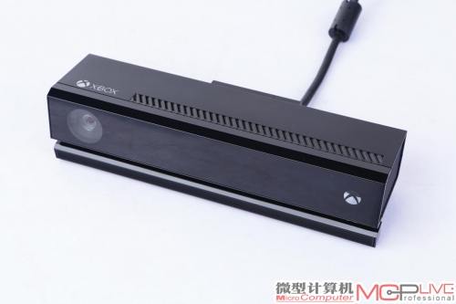 相比上一代，Kinect 2.0变大了“一圈”，也变得更方正了，它也同样加入了大面积的通风散热设计。此外，其内置的摄像头也变大了。这也使得它能识别的区域更广。