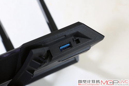 前端右侧隐藏了一个USB 3.0接口，可以由此分享移动网络或者扩展存储空间。