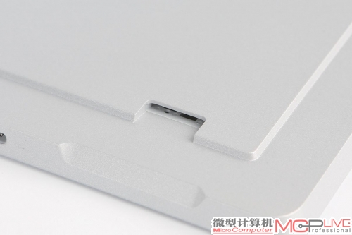 Micro SD读卡器隐藏在支架下部，可以用于存储容量扩展，毕竟基础款Surface Pro 4的64GB存储空间其实并不宽裕。